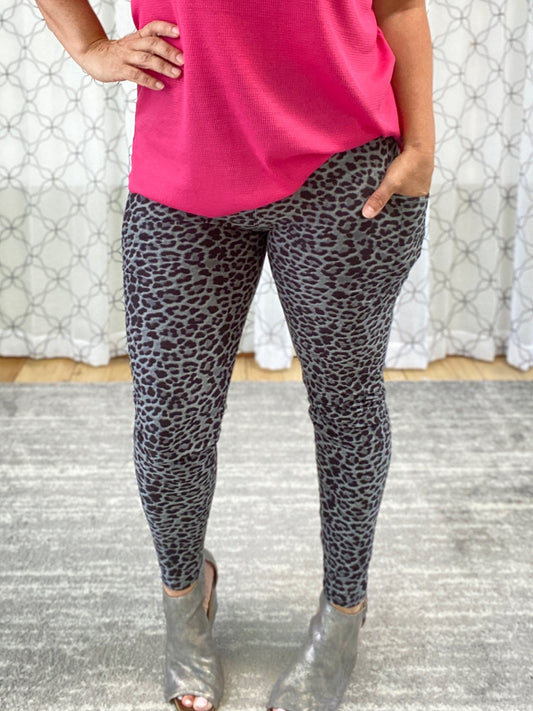 The Perfect Pocket Leggings in Snow Leopard