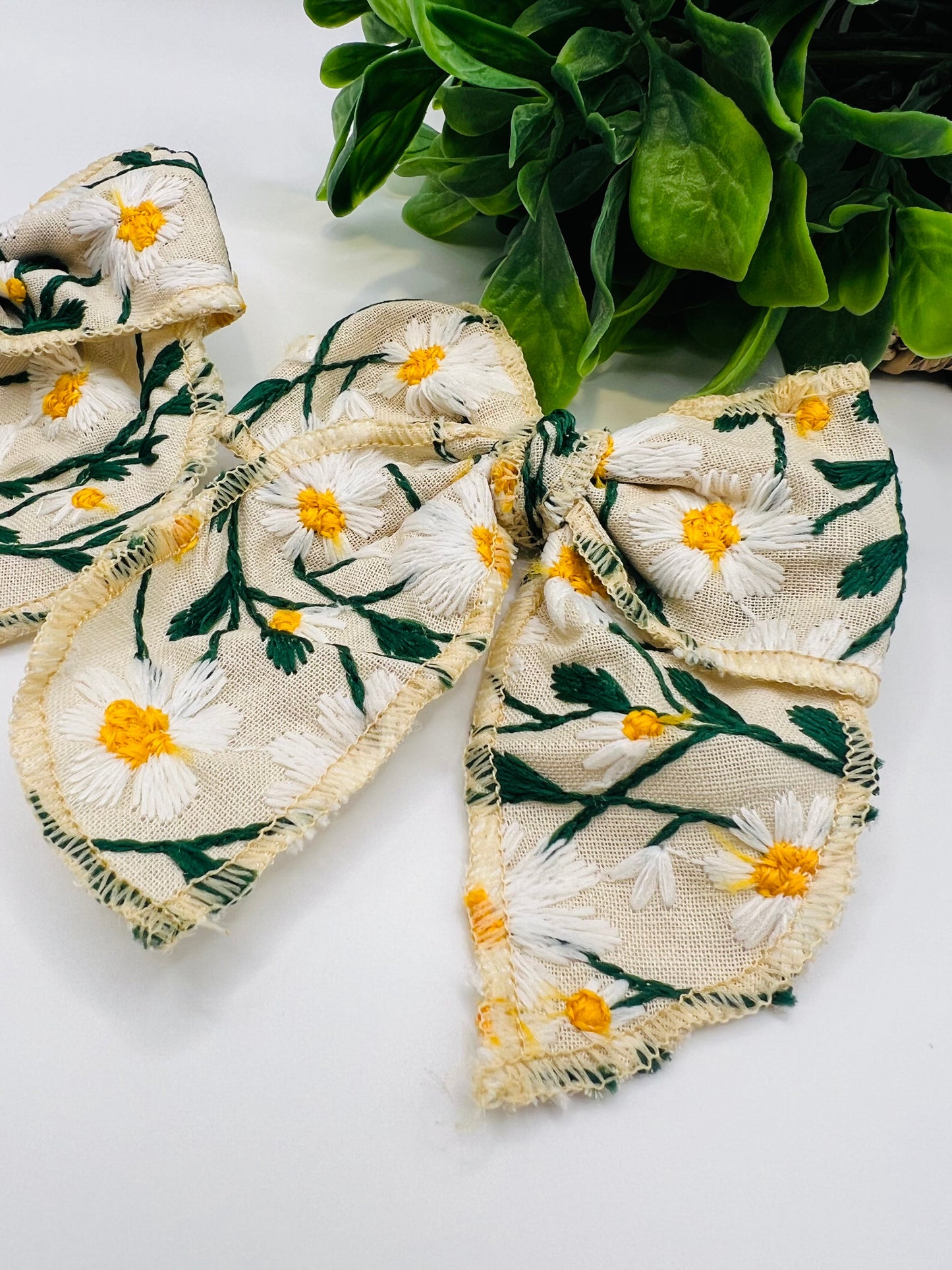 *RTS Embroidered Daisy Piggie Bows*